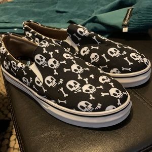 Skull and cross bones slip on sneakers SZ 9 womens